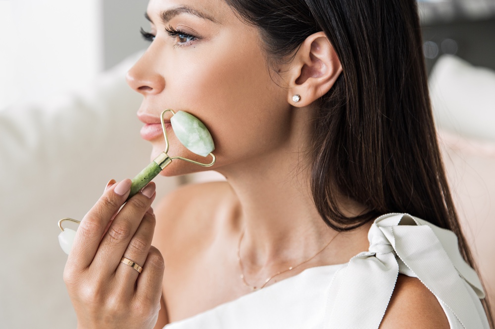 Best Jade Roller for Face, Chin, Neck and Eye Smooth Out Your Skin